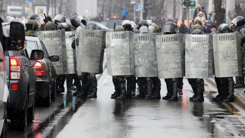 Belarus police block a street during an opposition rally in Minsk (25 March 2017)