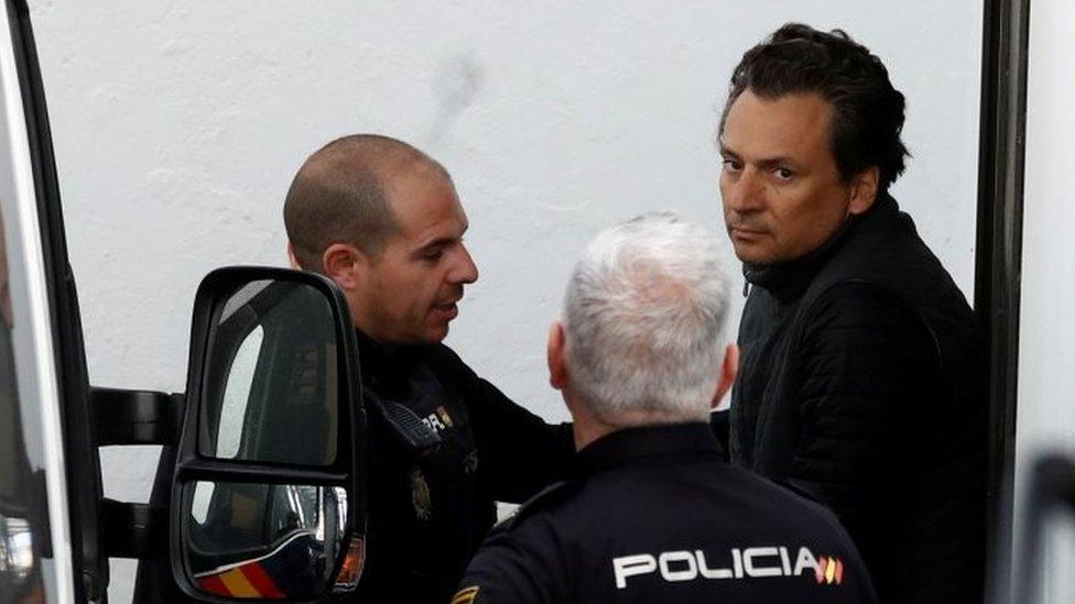 Emilio Lozoya (right) is escorted by Spanish police officers. Photo: February 2019