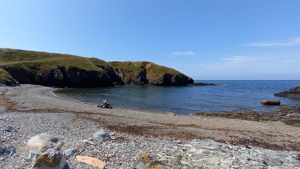 Traeth Porth Ysgaden