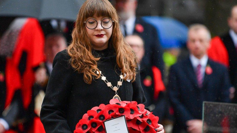 Áine Groogan laying a wreath