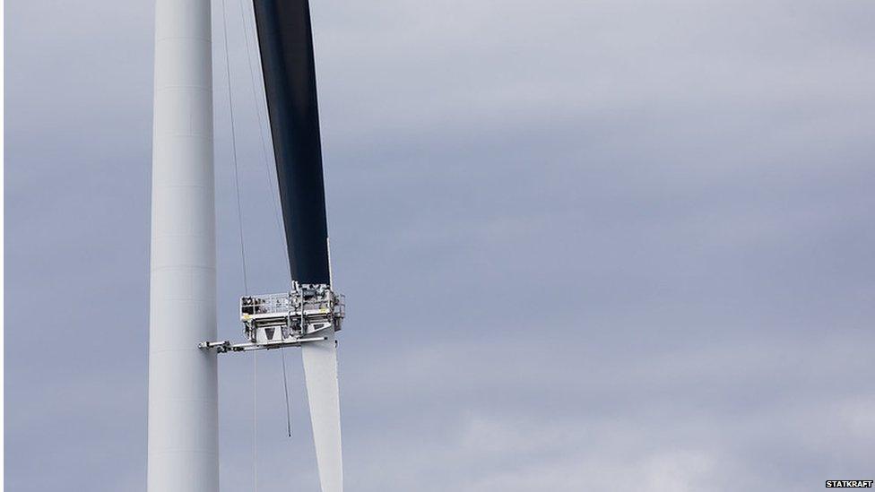 Painting a turbine black (Image: Statkraft)