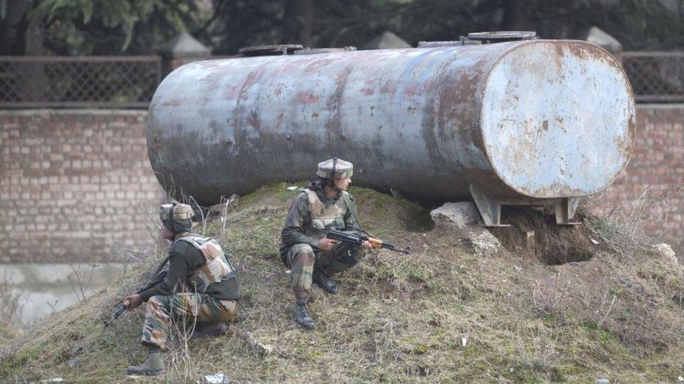 Indian soldiers take position near the site of the gun battle on the outskirts of Srinagar (20 February 2016)