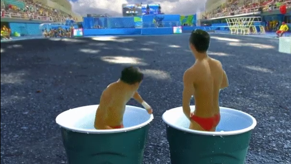 Printscreen off Imgur of two chinese divers jumping into plastic cups