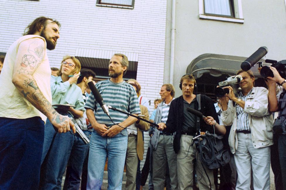 Hans-Jürgen Rösner talking to the media in Bremen