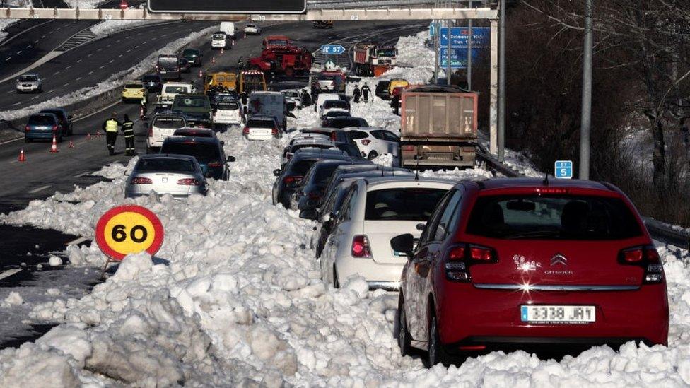 Cars stuck in snow on M-40, Madrid, 11 Jan 21