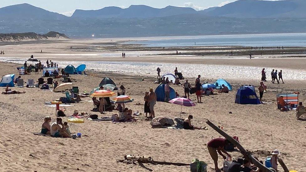 Pobl ar draeth Llanddwyn ddydd Sul