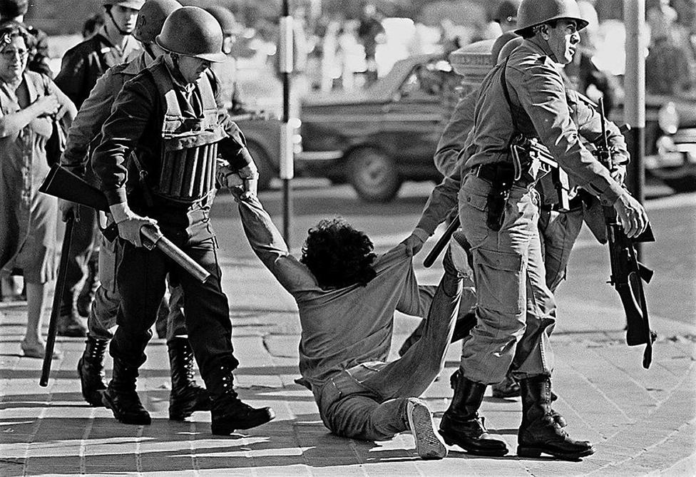 Raid in the streets of Buenos Aires during the military regime (1982)