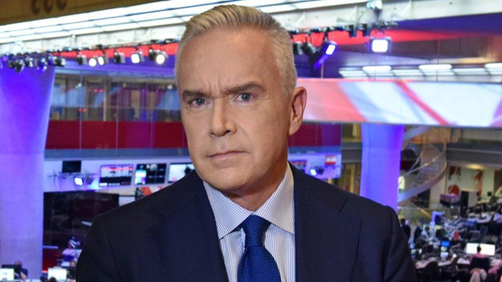 Huw Edwards yn stiwido'r 鶹ҳ