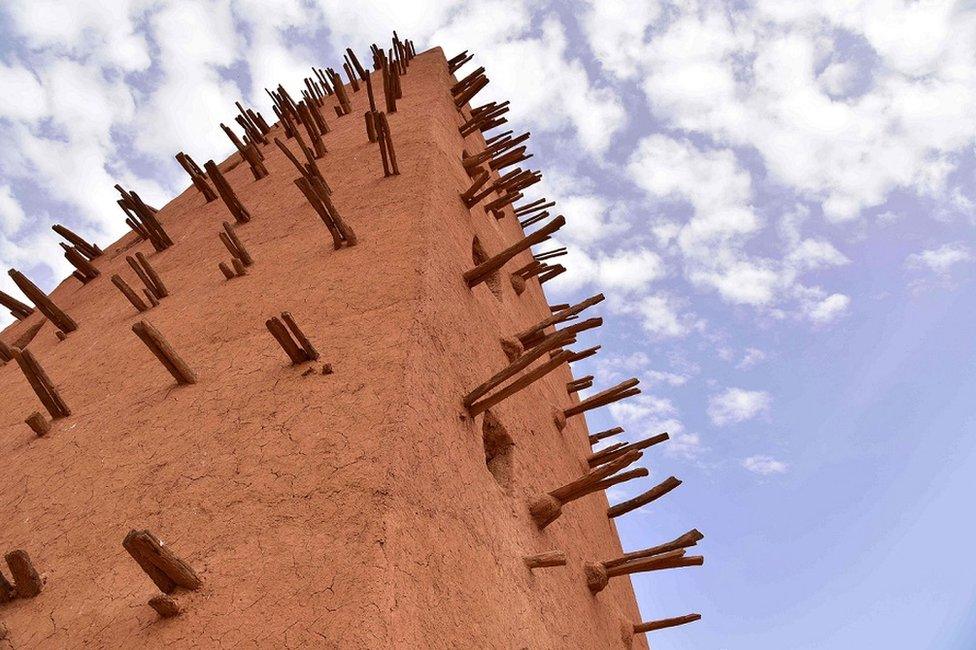 A picture taken on 2 April 2017 shows a view of the minaret of an earthen mud mosque in Agadez, in northern Niger.