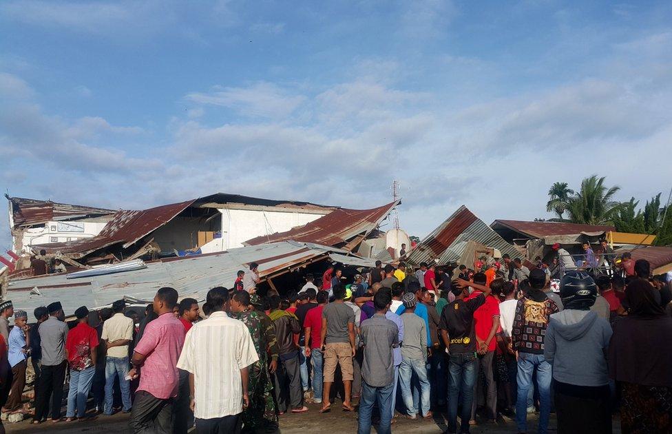 People survey the damage after dozens of buildings collapsed following a 6.4 magnitude earthquake in Ule Glee, Pidie Jaya in the northern province of Aceh, Indonesia December 7, 2016