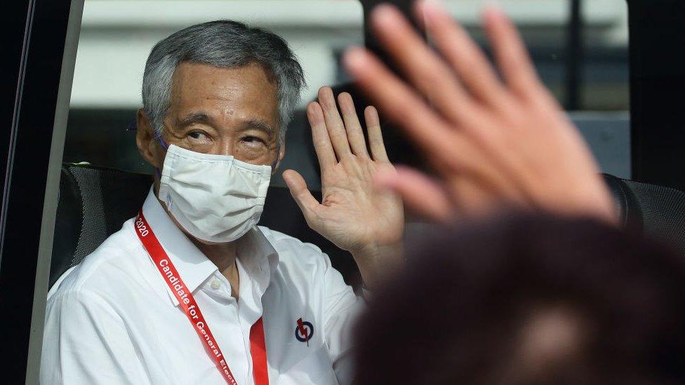 Lee Hsien Loong waves