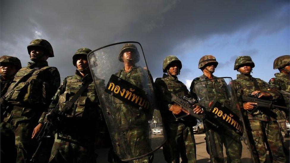 Thai soldiers stand guard during a coup at the Army Club where Thailand"s army chief held a meeting with all rival factions in central Bangkok May 22, 2014.