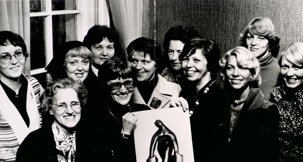 Aðalheiður Bjarnfreðsdottir (centre)