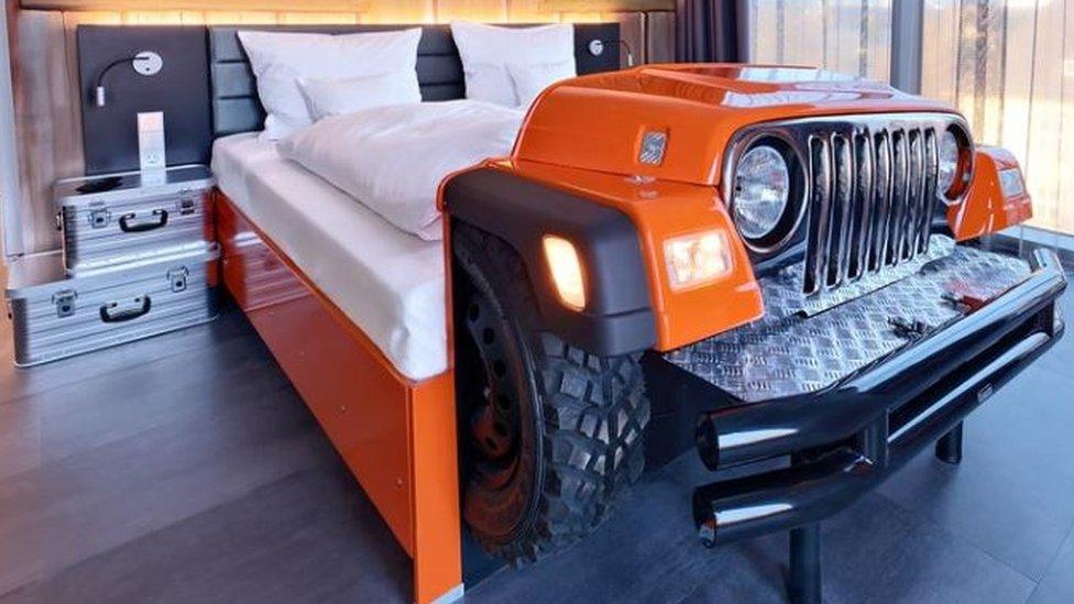 Car-bed-hotel.