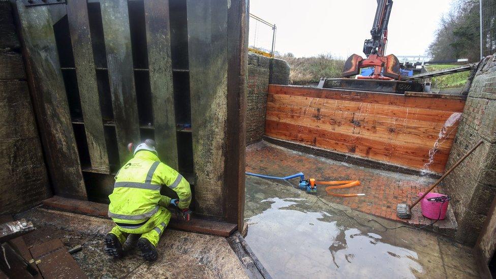 Caen Hill lock repairs