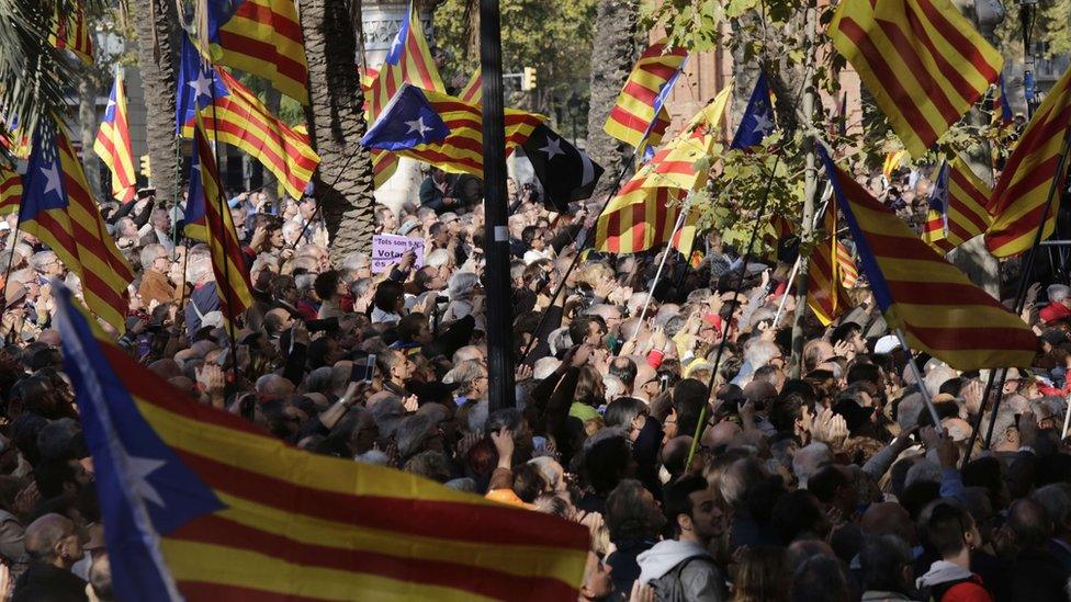 Supporters of Artur Mas outside Catalonia Supreme Court (15 Oct)