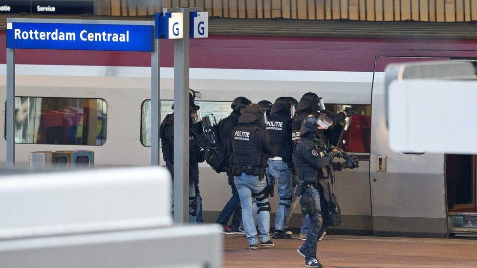 Anti-terror police by train in Rotterdam, 18 Sep 15