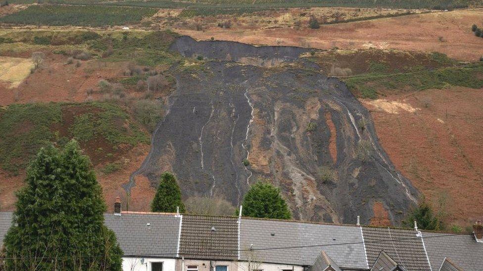 Tirlithriad ym Mhendyrys, y Rhondda wedi Storm Dennis ym mis Chwefror