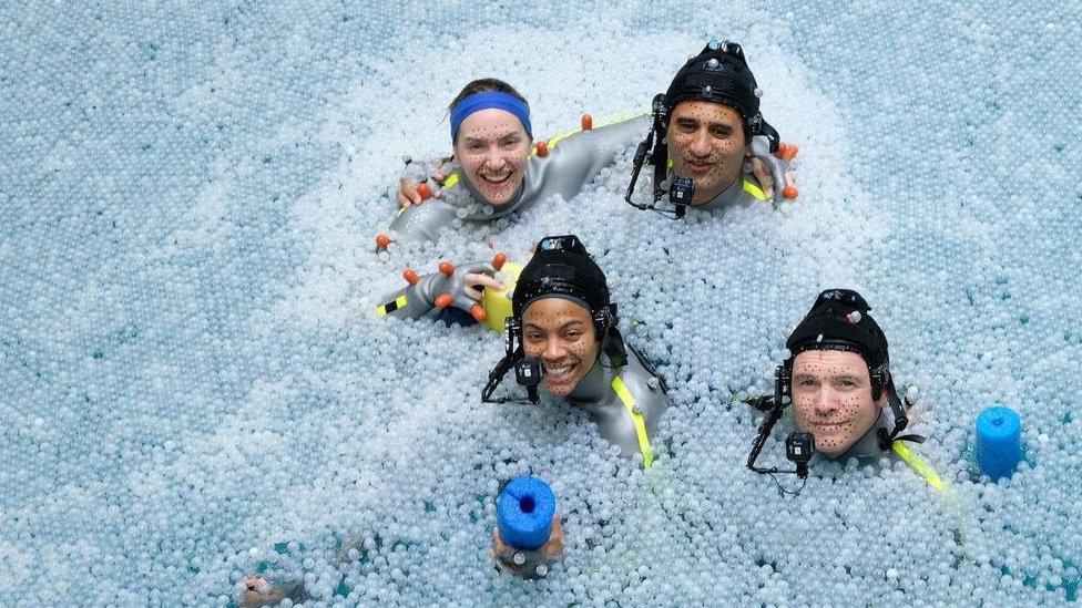 Avatar's Zoe Saldana, Sam Worthington, Kate Winslet and Cliff Curtis film in a 900,000 gallon performance-capture tank