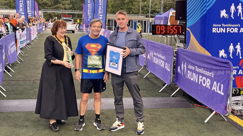 John Thurkettle (centre) at the start of the race with Ipswich's mayor Lynne Mortimer and Ipswich Town FC manager Kieran McKenna