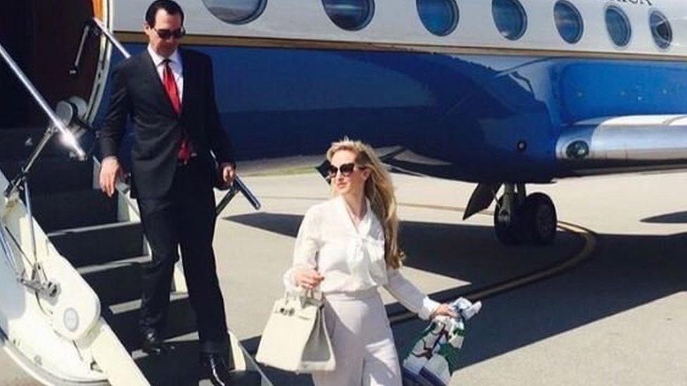 photo of Louise Linton and Steve Mnuchin disembarking a US Air Force plane