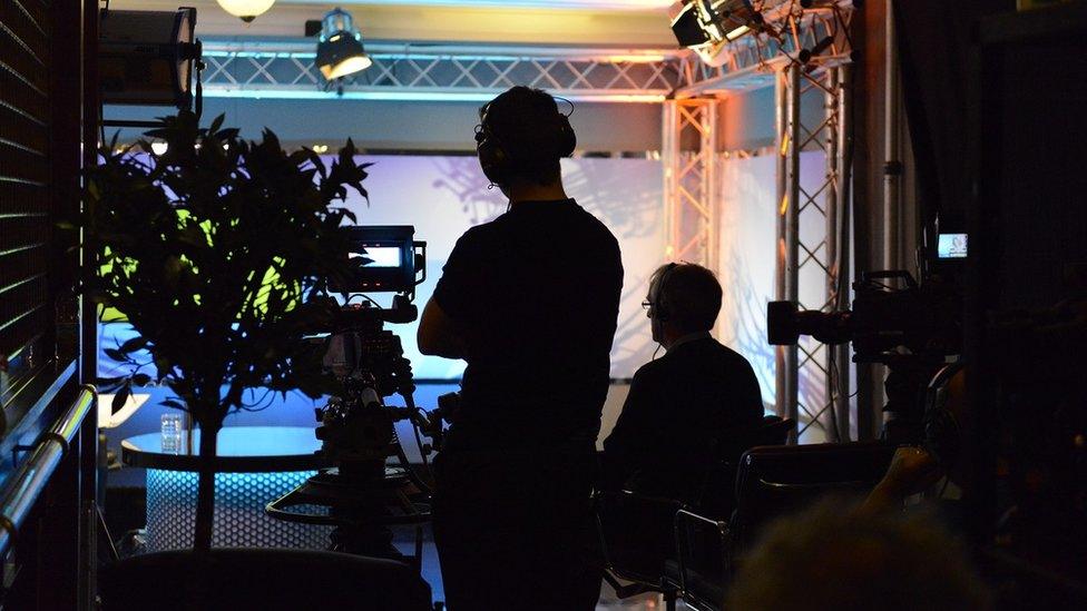 Tawelwch! 'Dyn ni'n fyw ar S4C!