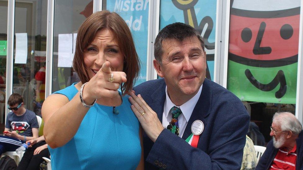 Y gyflwynwraig Heledd Cynwal yn dangos i Lywydd y dydd, Martyn Geraint, ble mae'r camera