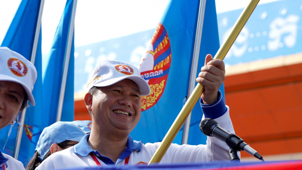 Hun Manet holds a banner at a CPP rally in July 2023 in Phnom Penh