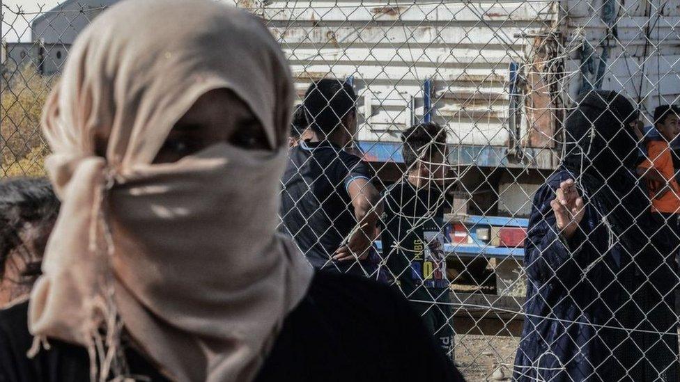 File photo showing displaced Iraqis preparing to board a bus at Hammam al-Alil camp on 27 August 2019