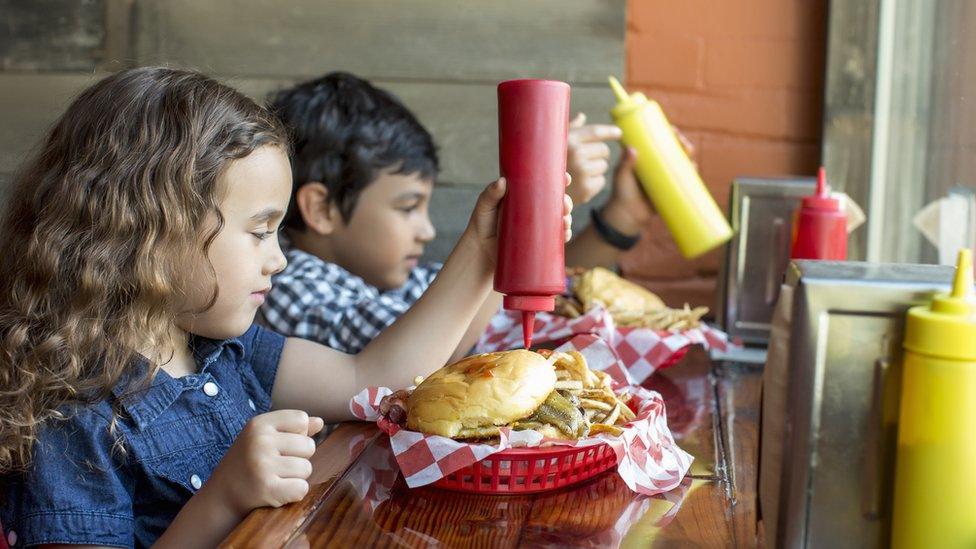 Kids-eating-in-restaurant.