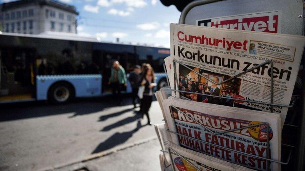 Turkish newspapers are displayed at a newsstand in Istanbul (02 November 2015)