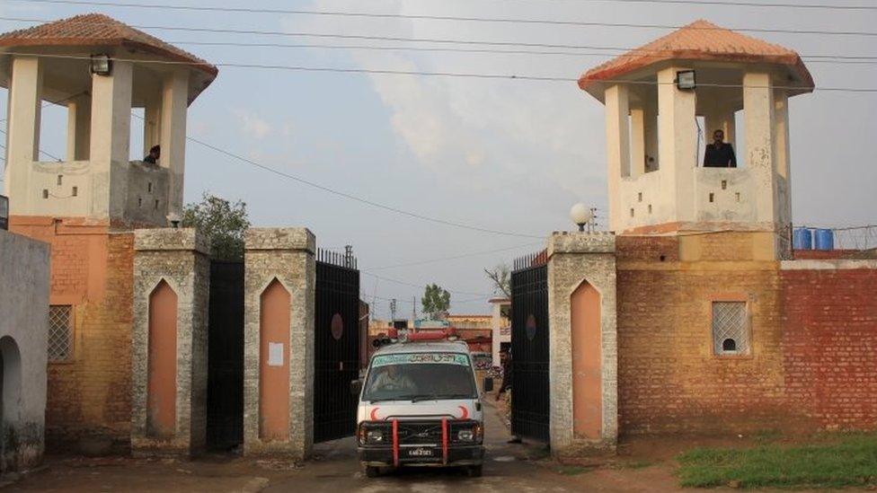 An ambulance transports the body of Ansar Iqbal, who was convicted for the murder of a neighbour 16 years ago, after his execution at the district jail in Sargodha, Pakistan (29 September 2015)