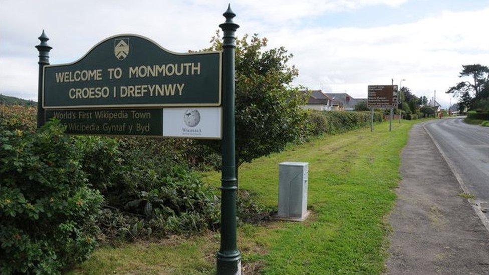 Monmouth town sign