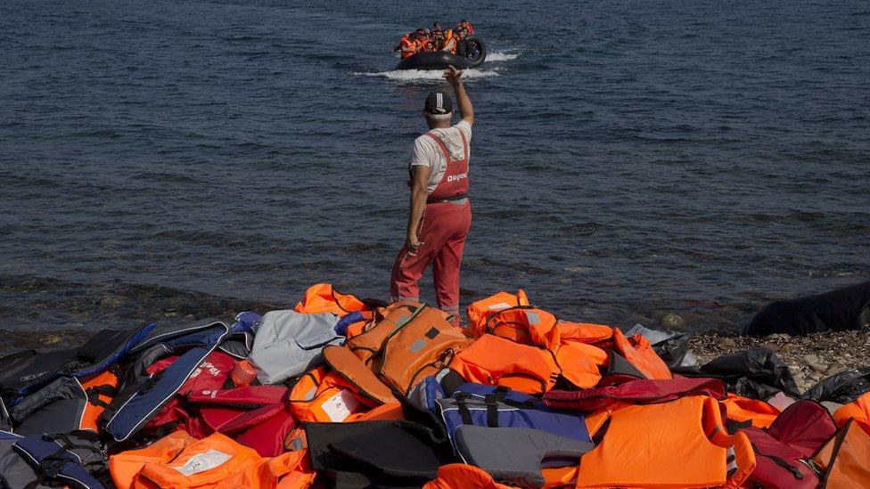 Migrant boat arrives from Lesbos (20 Sept)