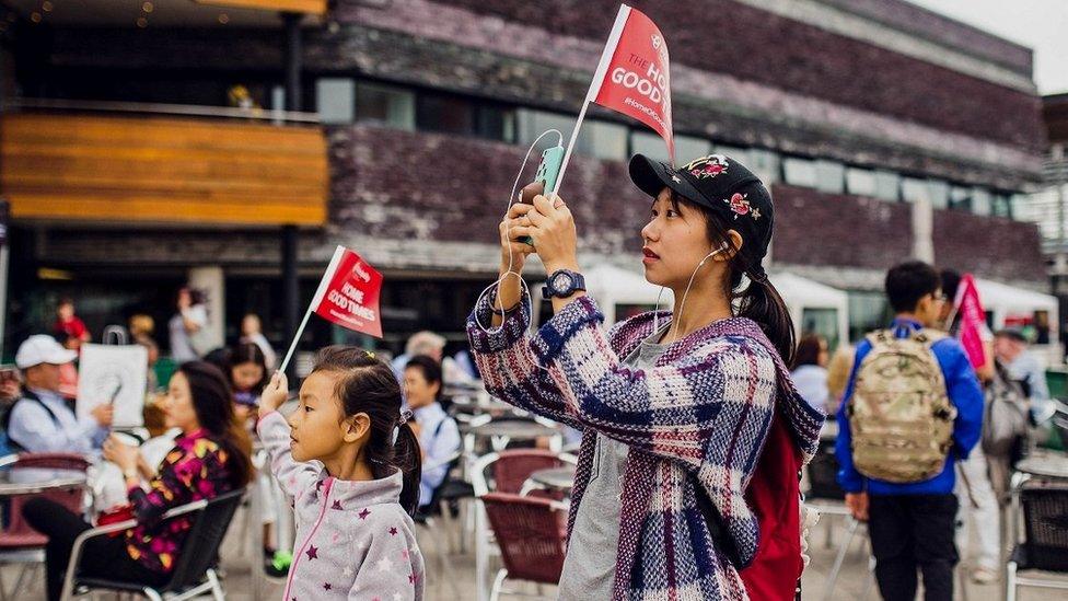 Ymwelwyr o China, Li Dan Fu a Yu Jie Fu, yn mwynhau eu Eisteddfod gyntaf