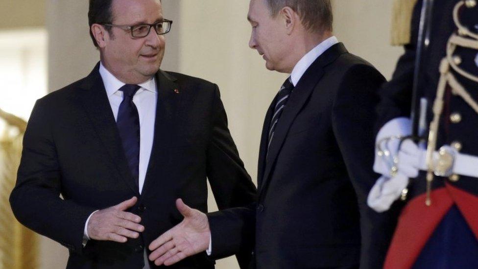 French President Francois Hollande (left) shakes hands with Russian President Vladimir Putin after a summit on the Ukraine crisis at the Elysee Palace in Paris (02 October 2015)