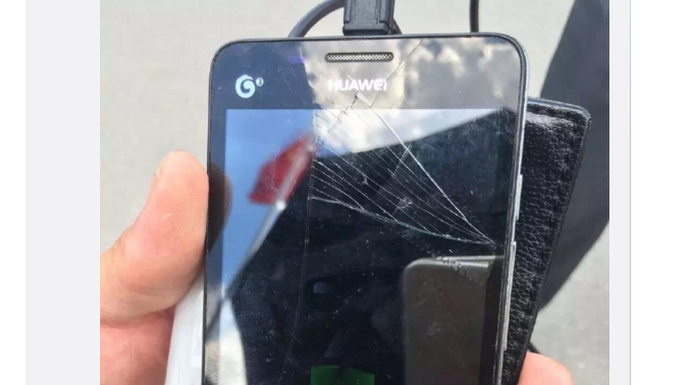 A photo of Mr Wu's cracked Weibo phone