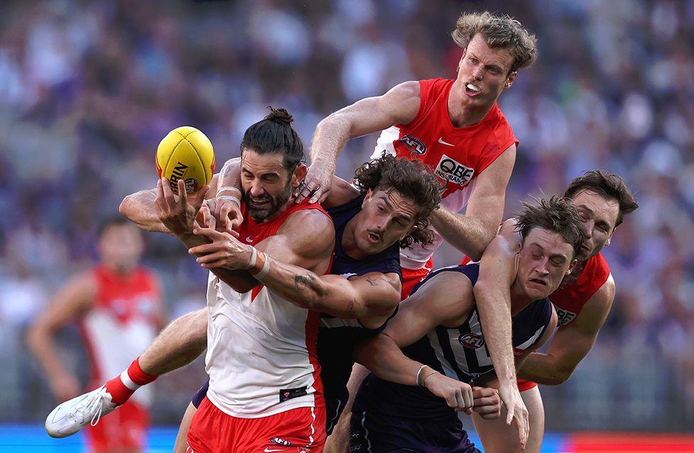 Brodie Grundy of the Sydney Swans contests for a mark against Luke Jackson of the Fremantle Football Club during the AFL match at Perth Stadium on 23 March.