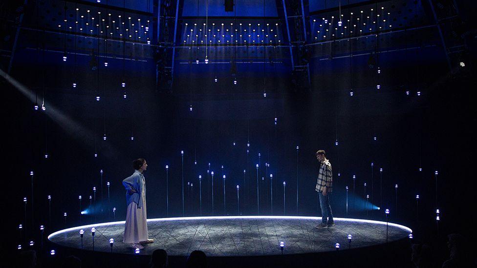 Golygfa allan o'r ddrama Constellations/Cytserau.