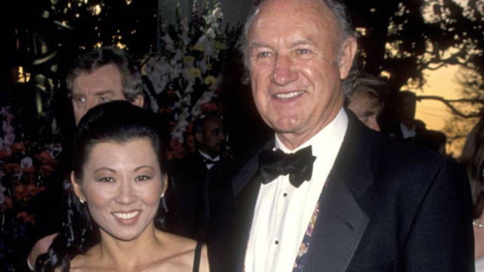 Gene Hackman in a dinner jacket and bow tie with wife Betsy Arakawa during the Academy Awards in 1994 