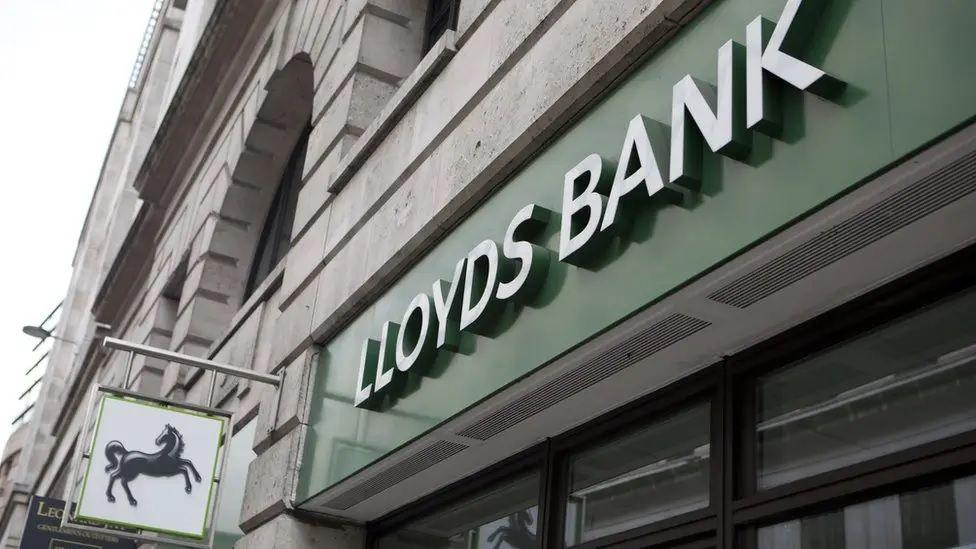 Arwydd Lloyds Bank