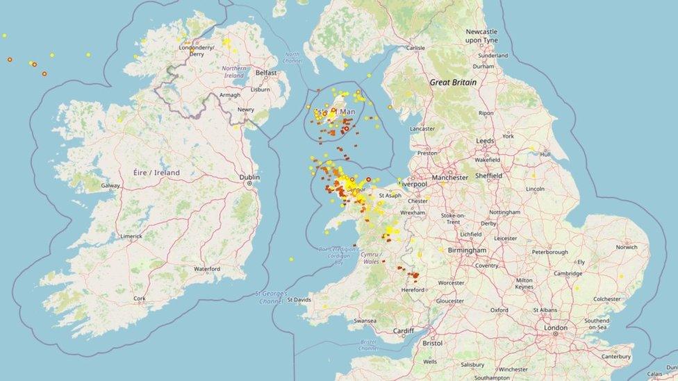 Map arlein o Iwerddon, Cymru a gweddill Prydain yn cofnodi nifer y mellt/munud am 00.05 ar 20 Hydref.