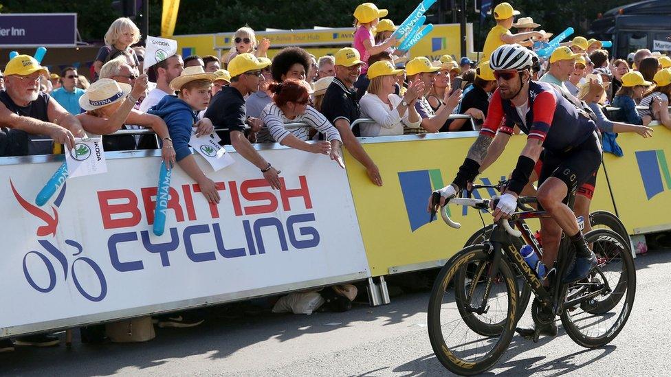 Sir Bradley Wiggins completes his run in Ipswich