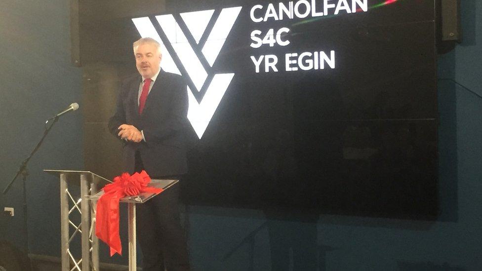 Carwyn Jones yn annerch yn ystod agoriad swyddogol Yr Egin