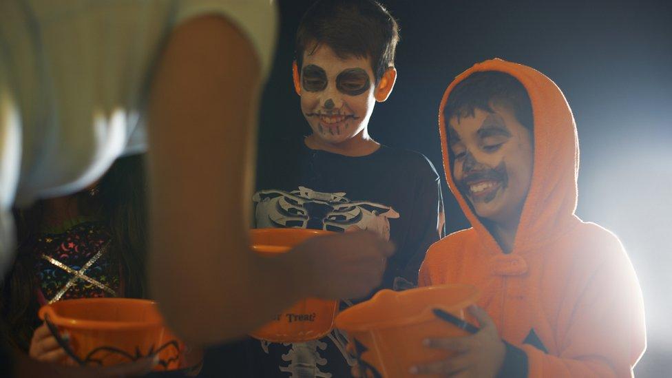 Kids-trick-or-treating.