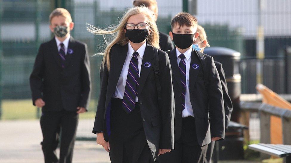 schoolchildren wearing masks