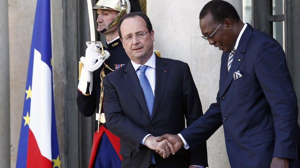 Idriss Deby of Chad shaking hands with President Hollande of France