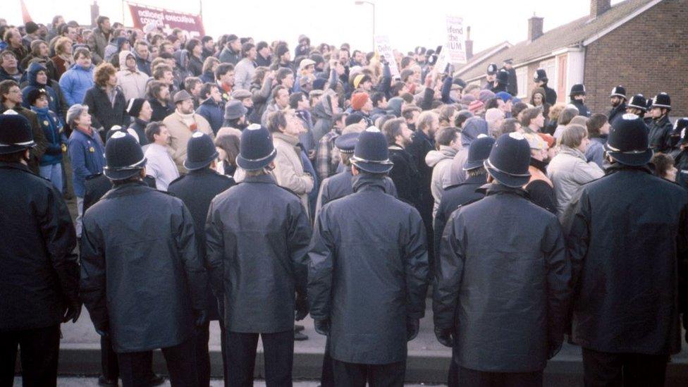 Pickets confront the police