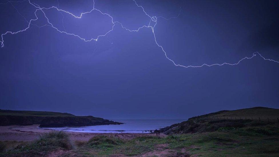 Mellt dros Sir Fôn o borth Trecastell