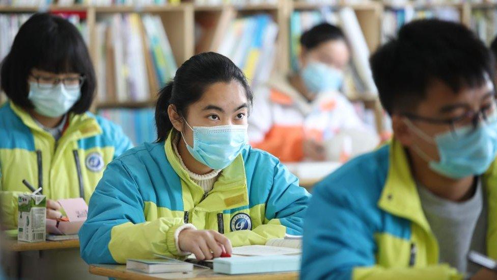 students-wearing-masks-in-a-lesson